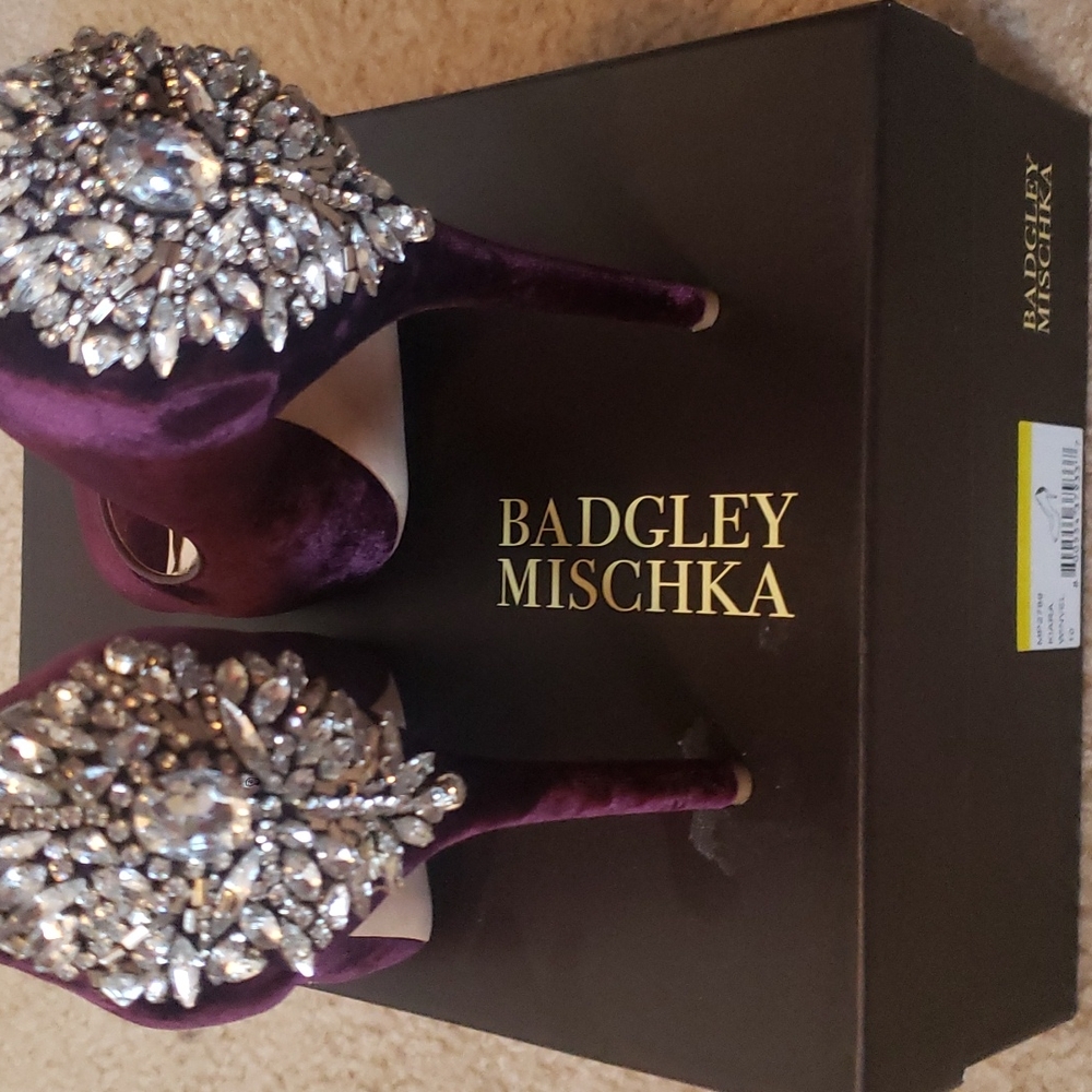 Brand new in box Badgley mishka maroon velvet kiara